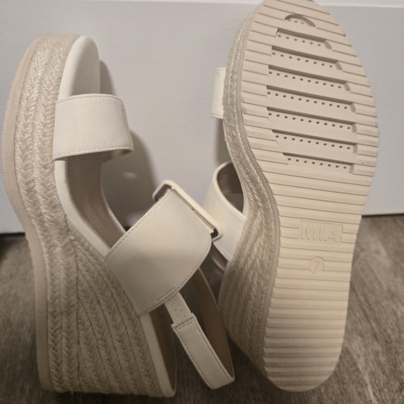 Sandals. Never worn. Stylish confortable. - Picture 3 of 3